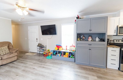Stoutsville House | Family Friendly Home & Shop for Lake Activities & Outdoor Fun