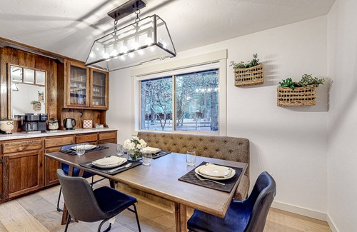Sisters House | Family-Friendly Home with Fireplaces, Firepit, Gas Grill, Free WiFi, Central AC