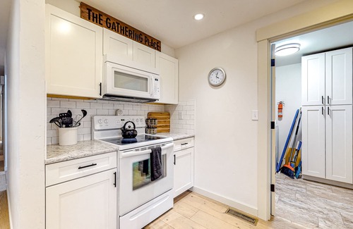 Sisters House | Family-Friendly Home with Fireplaces, Firepit, Gas Grill, Free WiFi, Central AC