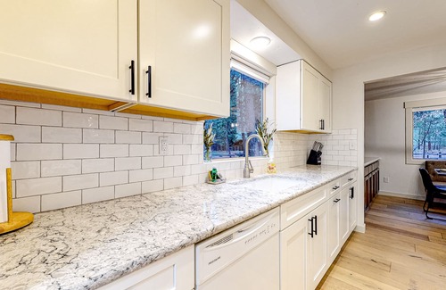 Sisters House | Family-Friendly Home with Fireplaces, Firepit, Gas Grill, Free WiFi, Central AC