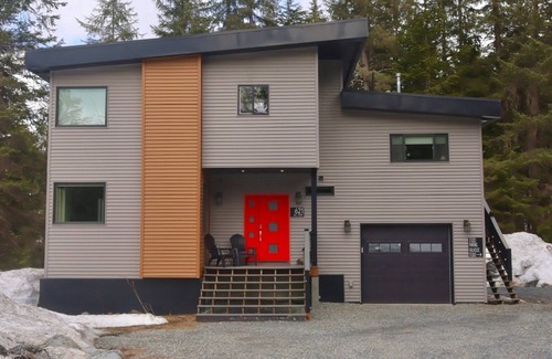 Alyeska House | Family-Friendly House with Jacuzzi, Game Room, fire pit, and King master room