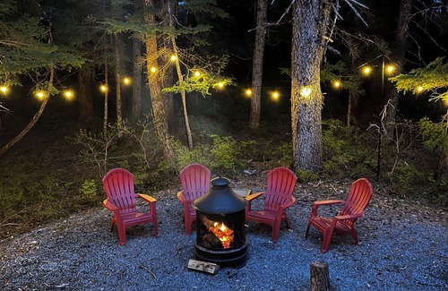 Alyeska House | Family-Friendly House with Jacuzzi, Game Room, fire pit, and King master room