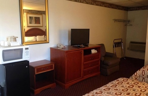 Campbelltown Resort | Family-Friendly Inn! Minutes to Palmyra Bowling Alley, FREE Onsite Parking!