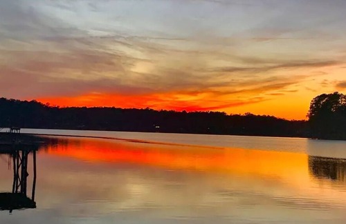 Eatonton House | 🌅 Family-friendly lake front home with EPIC sunset views and bunk room! 🚤🐟