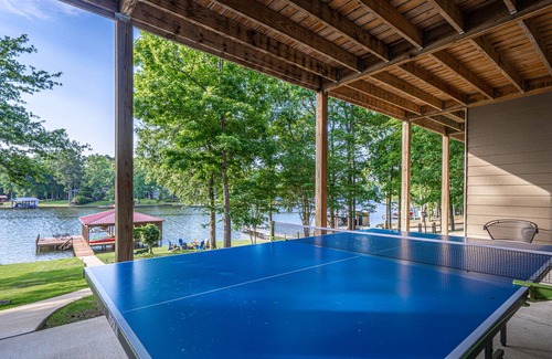 Eatonton House | 🌅 Family-friendly lake front home with EPIC sunset views and bunk room! 🚤🐟