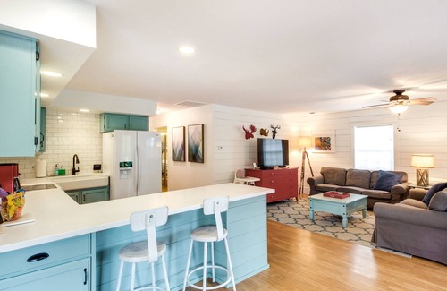 La Cygne House | Family-Friendly Lake Getaway w/ Dock Near KC!