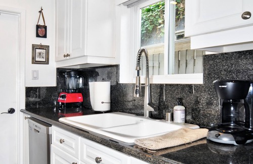 West Newport Cottage | Family-Friendly Modern Day Beach Cottage