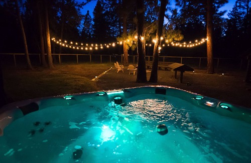 Sisters House | Family-Friendly, Modern Home with Extra Large Hot Tub with EV Charger