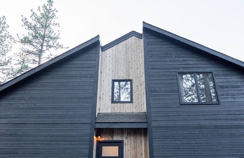 Sisters House | Family-Friendly, Modern Home with Extra Large Hot Tub with EV Charger