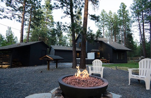 Sisters House | Family-Friendly, Modern Home with Extra Large Hot Tub with EV Charger