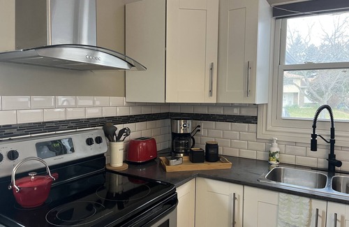 St. Catharines House | Family Friendly Niagara Haven: Port Dalhousie & Niagara Falls Hub