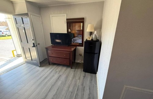 Danville Hotel | Family-Friendly Room Near Riverwalk & Danville Sites, Pets Welcome & Parking