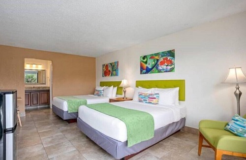 Historic Downtown Kissimmee Hotel | Family-friendly Room with 2 DBL Beds & Pool in Kissimmee