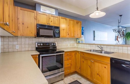 Silver Star Mountain Condo | Family Friendly Ski In Ski Out Private Hot Tub EV Charging