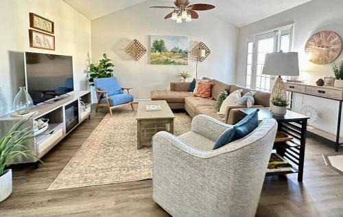 Valdosta House | FAMILY Friendly Sleeps 10 4 Bedrooms King Bed & Pets