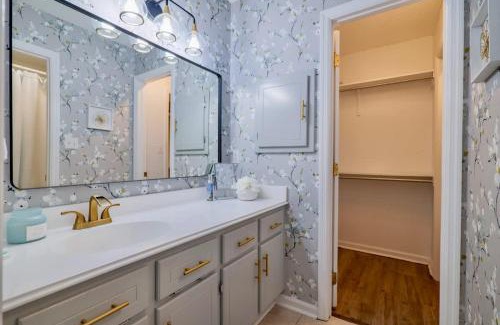 Valdosta House | FAMILY Friendly Sleeps 10 4 Bedrooms King Bed & Pets