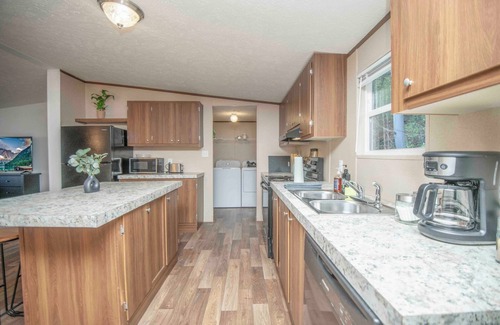 Greenway House | Family-Friendly Spacious Modern Comforts w Firepit