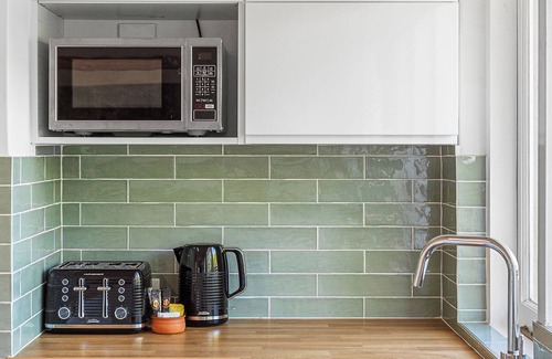 Bassendean House | Family-friendly stay featuring spacious lawn.
