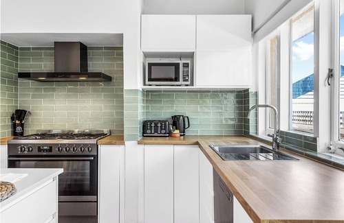 Bassendean House | Family-friendly stay featuring spacious lawn.