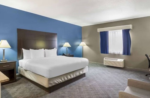 Mundelein Hotel | Family-Friendly Suites w/Pool & Breakfast Near Six Flags Great America