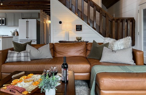 Morganton Cabin | Family Friendly! Sunset + Mtn Views, Fire Pit, Hot Tub, Game Room - Golden TEE!