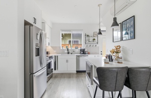 West Woodland House | Family-friendly Townhouse with Rooftop & Workspace Near Zoo, Breweries