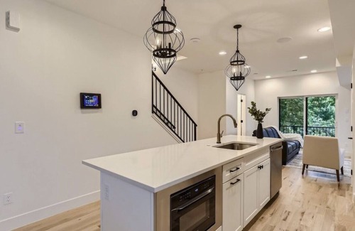 West Colfax House | Family-friendly Townhouse on Jefferson Park. 5-minute walk from Empower Field!