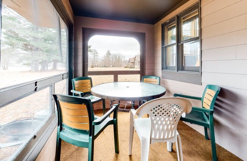 Woodstock Condo | Family-Friendly Condo with a Loft plus Fast WiFi, Shared Pools, Hot Tub, & Golf