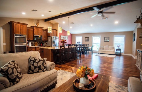 Wetmore House | Family friendly with lots of room for fun! 7 minutes to Six Flags/La Cantera.