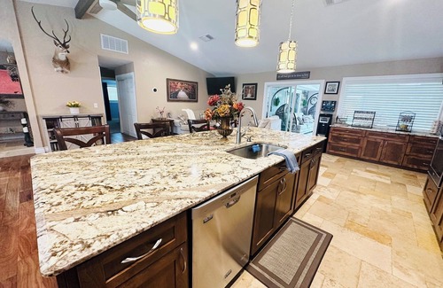 Wetmore House | Family friendly with lots of room for fun! 7 minutes to Six Flags/La Cantera.