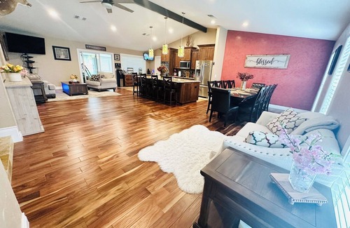 Wetmore House | Family friendly with lots of room for fun! 7 minutes to Six Flags/La Cantera.
