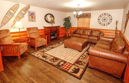 Ponderay House | Family & Friends Vacation! 3 Comfortable Units, Free Parking, Pets Allowed!