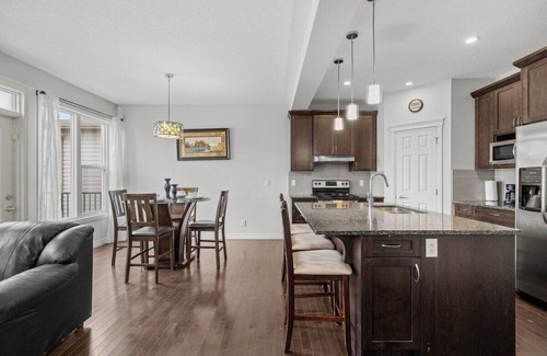 Northwest Calgary House | Family Fun in Nolancrest 4BR, AC, Parking