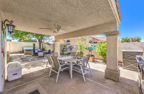 River Mountain Apartment | Family Fun! Jacuzzi, Arcade, Ebikes, King Bed