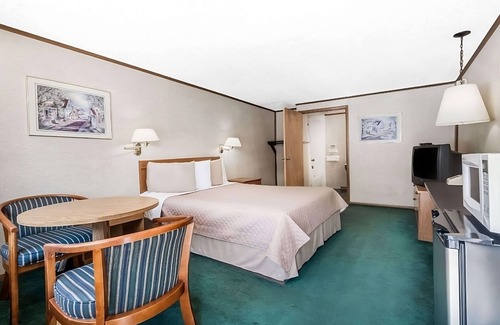 Summitt Hotel | Family Fun! Pool, Picnic Area, Near Shops & Dining