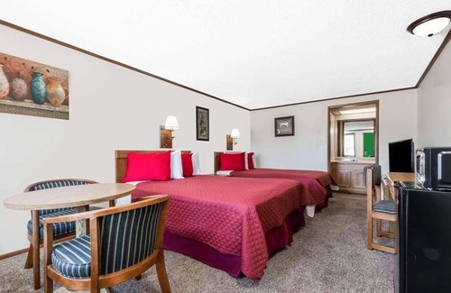 Summitt Hotel | Family Fun! Pool, Picnic Area, Near Shops & Dining