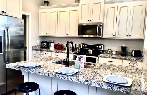 Idaho Falls House | *Family Fun* sleeps 16+, Game Room, Bunks, Self Checkin, fenced yard, *Hot Tub*