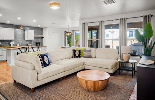 Oro Valley House | Family Fun! Sleeps 12 | Pool | Fire Pit | PuttPutt