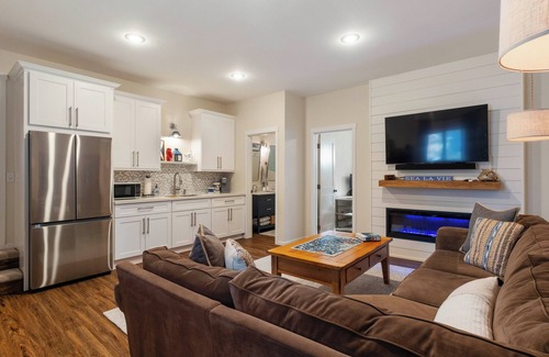 Shelton House | Family Fun-Waterfront-Pickleball-Sauna-Pool-kayaks