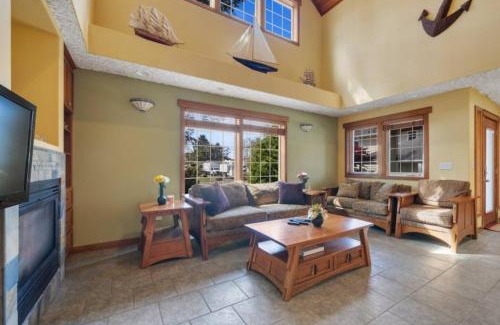 Rockaway Beach House | Family Getaway 3 Br Walk To Beach Jacuzzi Tub