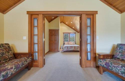 Rockaway Beach House | Family Getaway 3 Br Walk To Beach Jacuzzi Tub