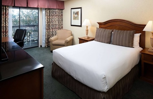 Redding Resort | Family Getaway in Red Lion Hotel Redding! Comfy Unit Near Attractions, Pool