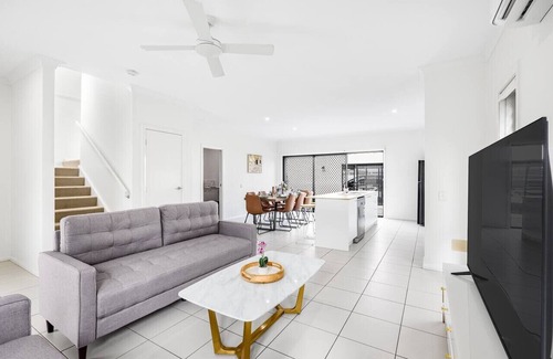 Mango Hill House | Family Getaway with Easy Access to Beaches & Shops