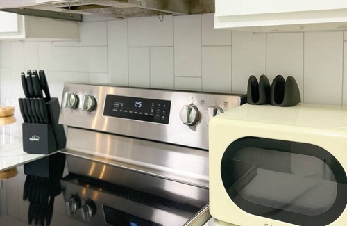 Ann Arbor Apartment | Family & Group Getaway|Sleeps 11|Close to U of M