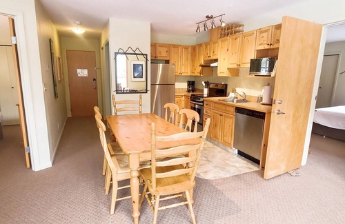 East Kootenay Condo | Family & Groups | 2 Q beds + 2 Twin | Walk to Ski Lifts