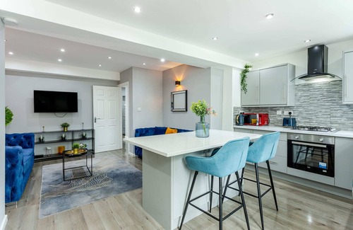 Cheetham Hill House | Family Haven 5 minutes to City Centre Free Parking