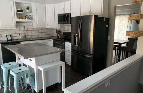 Eau Claire House | Family home and office with large backyard in the city