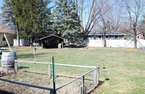 Eau Claire House | Family home and office with large backyard in the city
