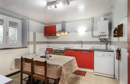 Brotte-les-Ray Cottage | Family home in Brotte-lès-Ray, beds made on arrival