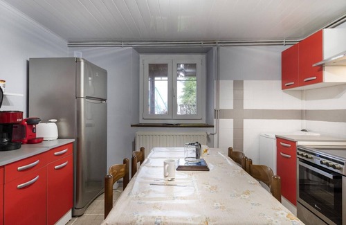 Brotte-les-Ray Cottage | Family home in Brotte-lès-Ray, beds made on arrival